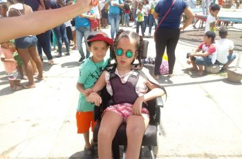“Feliz por ver o sorriso da minha filha”, diz mãe sobre menina cadeirante que participou da Semana da Criança