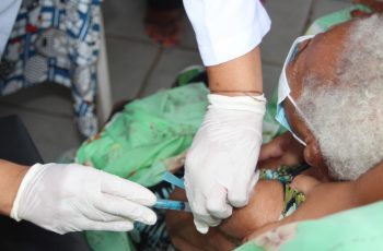 Idosos residentes do Abrigo Cazuza Pinheiro recebem vacina contra covid-19 nesta terça-feira (26)