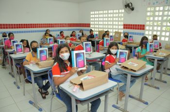 Paudalho inicia a entrega dos tablets para alunos do 5º ao 9º ano das escolas municipais