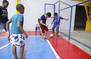 “Vai ser ótimo para todas as crianças”, diz moradora sobre a inauguração da Quadra Poliesportiva da Escola Municipal Sinhô Bandeira